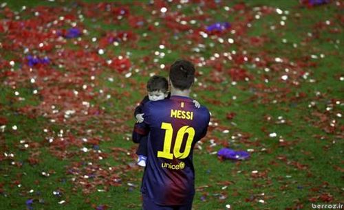 Photo Messi and his children celebrating champions Barcelona (1)