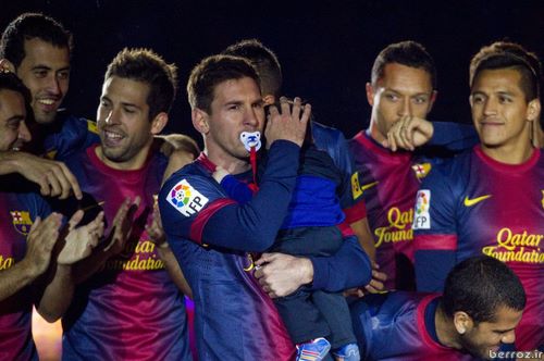 Photo Messi and his children celebrating champions Barcelona (2)