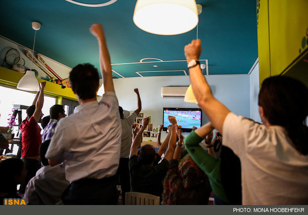 Images moment of the goal Ghoochannejhad and happiness of the people in the coffee shop (4)