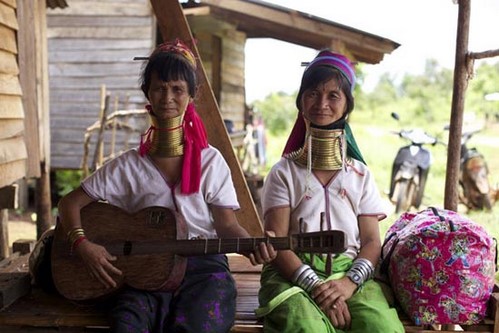 Myanmar's neck ring women (1)