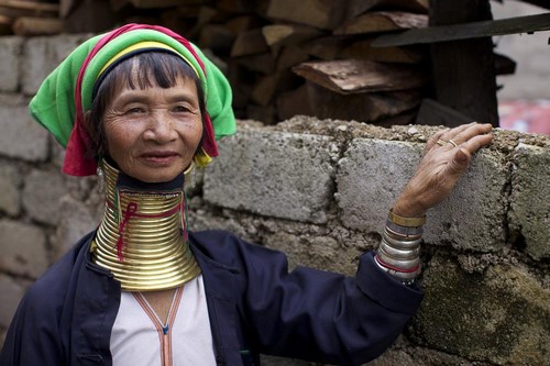 Myanmar's neck ring women (9)