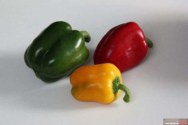 640px-Green-Yellow-Red-Pepper-2009