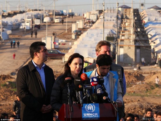 Photos of Angelina Jolie in Iraq (6)