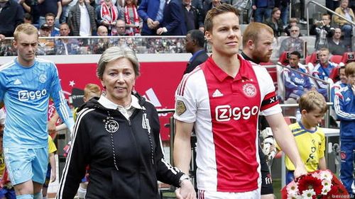 Happy Mother's Day by Ajax players (1)